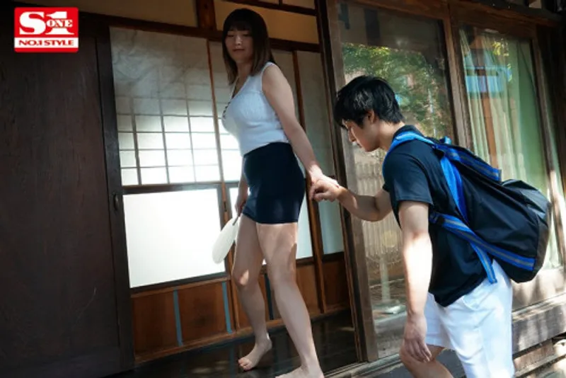 Anh chàng nứng lồn buồi khi nhìn trộm em họ địt trộm với chồng