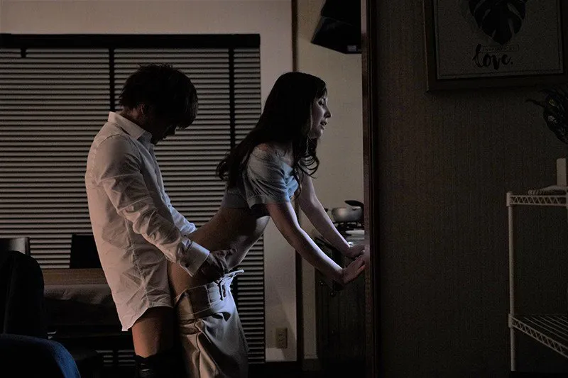 Sếp đi bàn việc làm ăn, cậu nhân viên đến nhà nắc vợ ông ấy