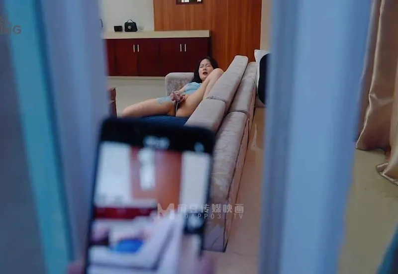 đột nhập trả bài em hàng xóm đang thủ dâm