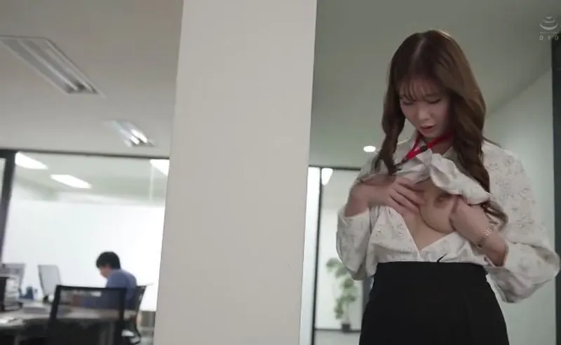 Bí ẩn đằng sau cô nhân viên giao diện chỉn chu, nghiêm nghị nhưng thực chất là "nữ hoàng dâm đãng"